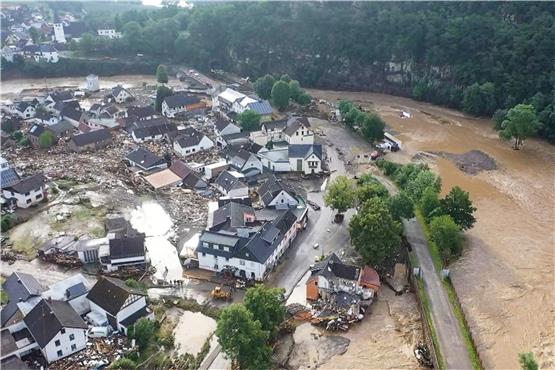 Der Eifel-Ort Schuld: Vier Häuser sind eingestürzt, viele andere vom Wasser eingeschlossen.  Foto: Christoph Reichwein