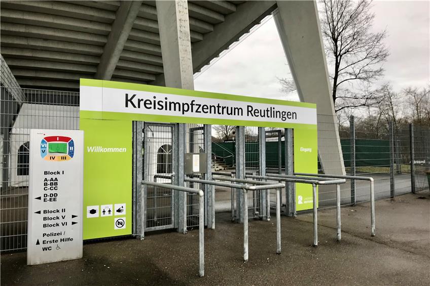 Der Eingang des Reutlinger Impfzentrums im Kreuzeiche-Stadion. Jonas Bleeser