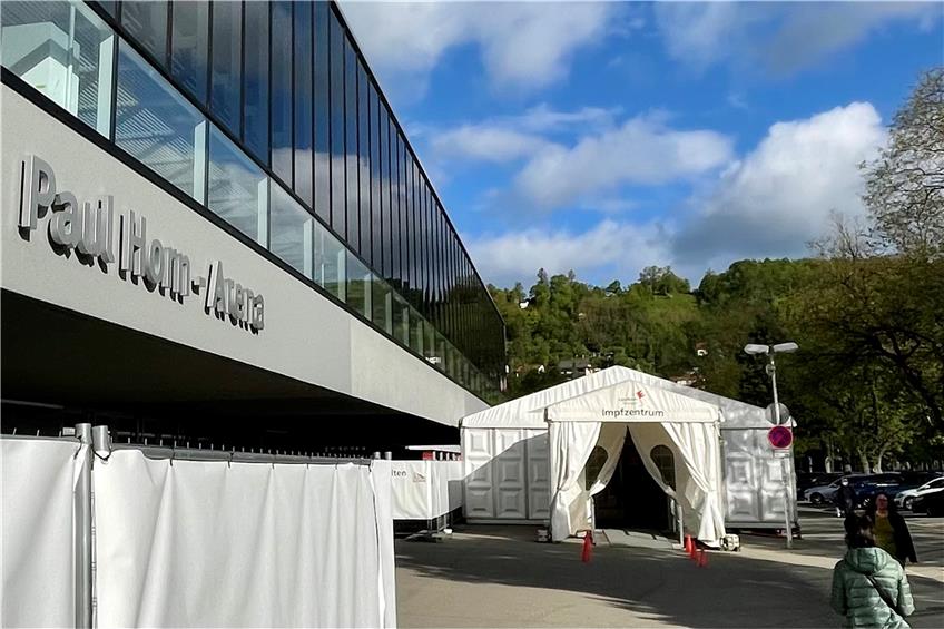 Der Eingang zum Tübinger Impfzentrum in der Paul-Horn-Arena. Jonas Bleeser