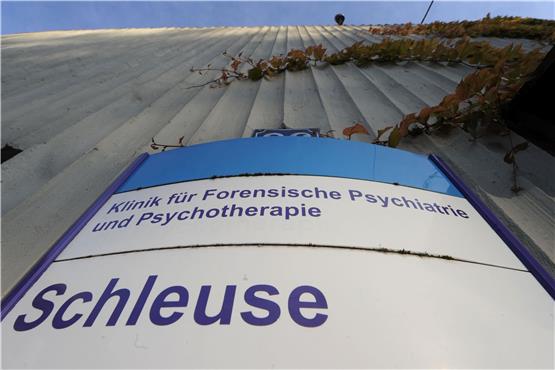 Der Eingang zur Klinik für Forensische Psychiatrie und Psychotherapie im Psychiatrischen Zentrum Nordbaden in Wiesloch. Foto: Uli Deck/dpa