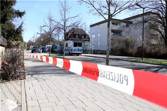 Der Einsatzort in Reutlingen ist mit einem Flatterband der Polizei abgesperrt. Foto: Julian Rettig/dpa
