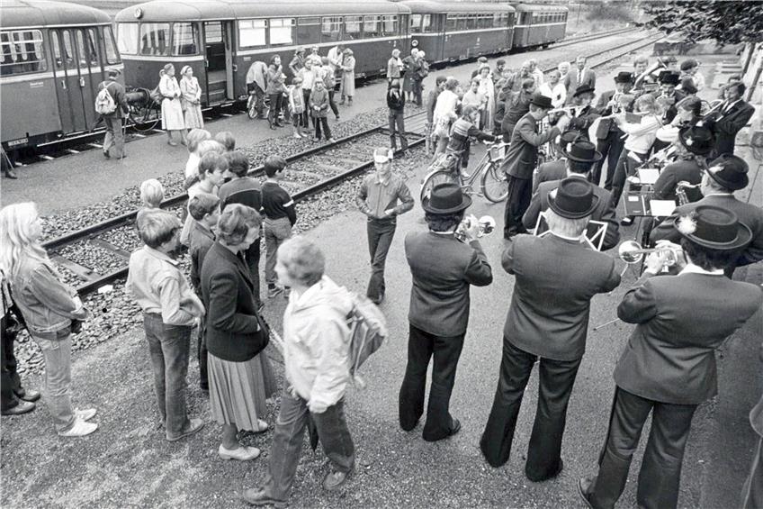 Der Entringer Musikverein beim autofreien Sonntag im Jahr 1981 auf dem Entringer Bahnhof. Bild: Reinhard Schmid
