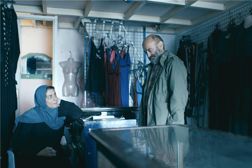 Der Fischer Issa (Salim Daw) versucht die Damenschneiderin Siham (Hiam Abbass) dazu zu bringen, ihm eine Hose zu ändern.Bild: Alamode