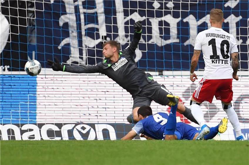 Der Hamburger Sonny Kittel (r) erzielt den Treffer zum 0:2. Der Karlsruher Torwart Benjamin Uphoff kann den Ball nicht halten. Foto: Uli Deck