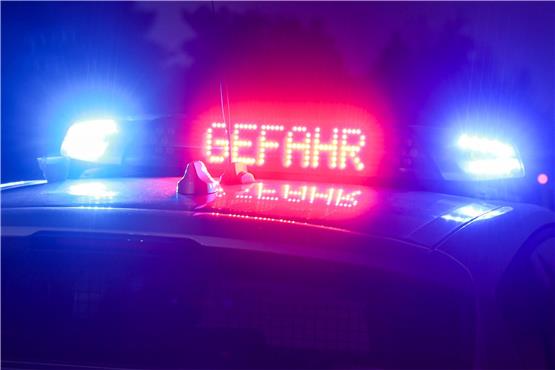 Der Hinweis „Gefahr“ leuchtet auf dem Dach eines Einsatzwagens der Polizei. Foto: Jan Woitas/dpa/Symbolbild