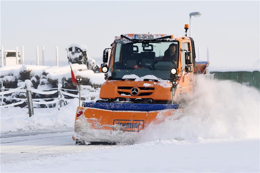 Der Hirrlinger Bauhofleiter Andreas Mülders beim Schneeräumen mit dem Schneepflug. Bild: Ulmer