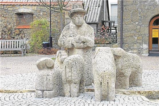 Der Hirte mit fünf Schafen steht im Kelhof und symbolisiert die Gemeinde Starzach. Archivbild