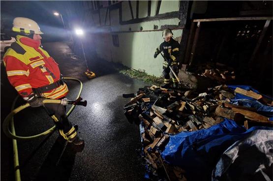 Der Holzhaufen befand sich gefährlich nahe an einem Fachwerkhaus. Bild: Feuerwehr Rottenburg/Facebook