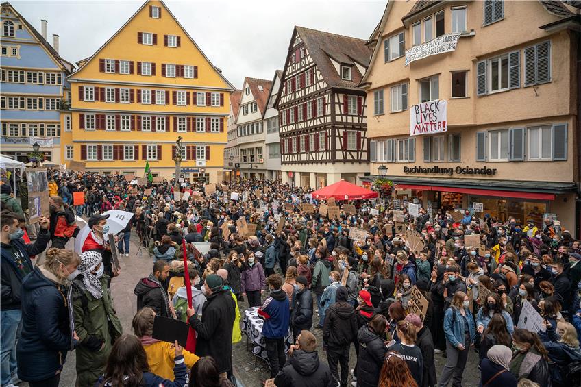 Der Holzmarkt war am Samstagmittag prall gefüllt zur Demo „Justice for Floyd“. Bild: Ulrich Metz