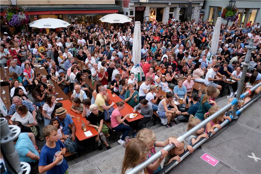 Der Holzmarkt war beim Tübinger Stadtfest voll besetzt. Bild: Uli Rippmann