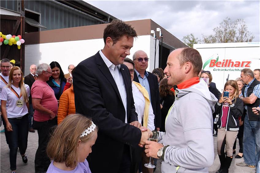 Der Horber Oberbürgermeister Peter Rosenberger gratuliert dem Olympiasieger Michael Jung.. Bild: Ulmer