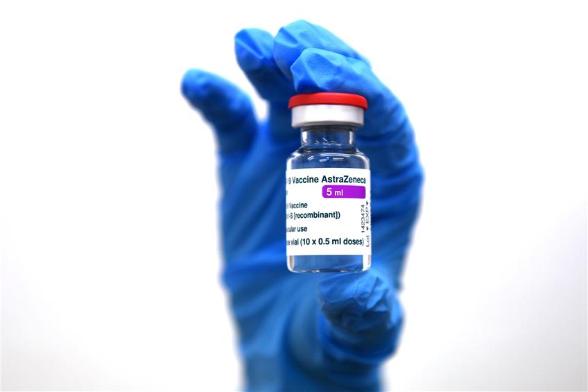 Der Impfstoff von Astra-Zeneca in den Händen einer Mitarbeiterin der Tübinger Universitätsklinik. Bild: Ulmer