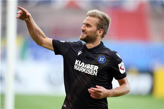 Der Karlsruher Lukas Grozurek bejubelt seinen Treffer zum 1:0. Foto: Uli Deck