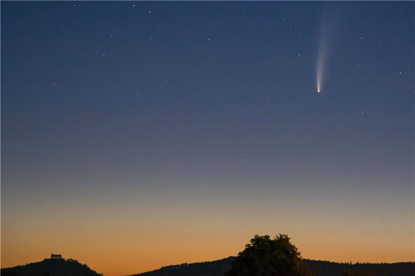 Der Komet Neowise am Sonntag über Wurmlingen – aufgenommen um 3.43 Uhr von Andras Kaelble aus Tübingen . Der Komet ist noch ein paar Tage früh morgens sichtbar, danach taucht er, vermutlich schwächer, am Abendhimmel wieder auf.