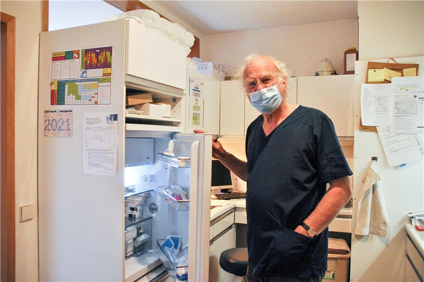 Der Kühlschrank in der Praxis von Hausarzt Karl Friedrich Baur blieb nicht lange voll – 40 Impfdosen sind schnell an den Patienten gebracht. Bild: Jana Breuling