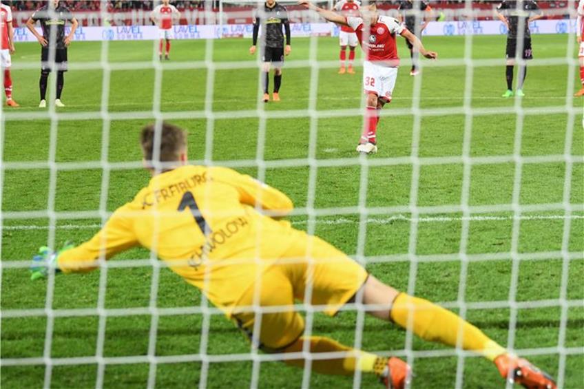 Der Mainzer Pablo de Blasis (M) erzielt per Elfmeter das Tor zum 1:0 gegen Freiburgs Torwart Alexander Schwolow. Foto: Arnde Dedert/Archiv dpa