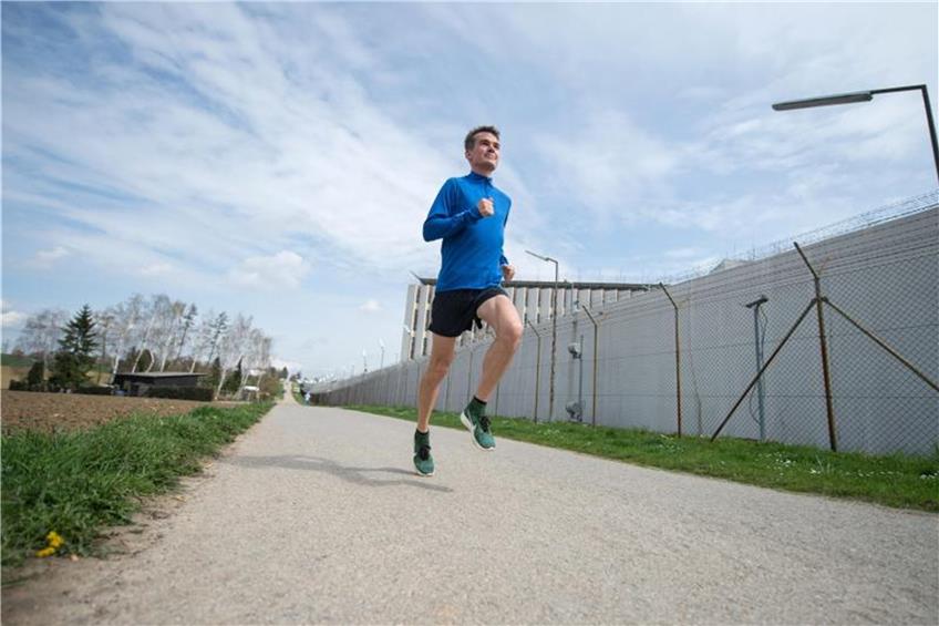 Der Marathon-Läufer Arne Gabius auf einer seiner Trainingsstrecken. Foto: Marijan Murat/Archiv dpa