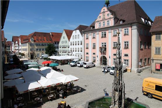Der Marktplatz mit dem Dom, Brunnen und Rathaus wird am südwestlichen Ende vom Haus der Kreissparkasse (hinten links) eingeschlossen. Bild: Ulrich Eisele