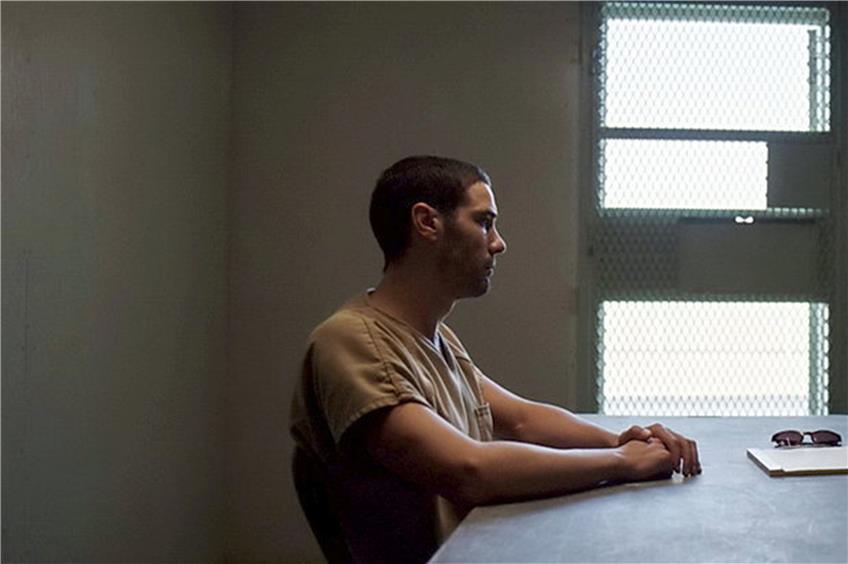 Der Mauretanier Mohamedou Ould Slahi (Tahar Rahim) bekommt nach drei Jahren Haft ohne Kontakt nach außen erstmals Besuch von einer Anwältin (Jodie Foster als Nancy Hollander). Bild: Tobis