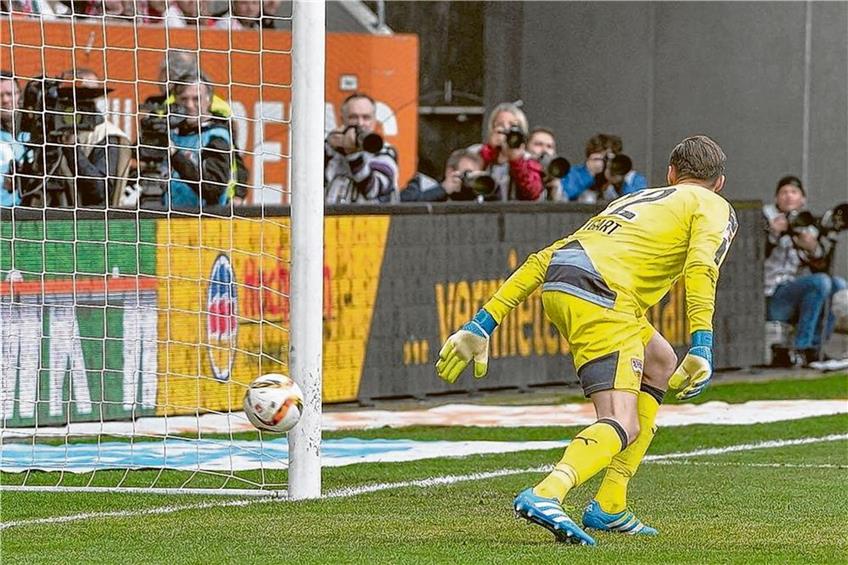 Der Moment der Entscheidung: VfB-Torhüter Przemyslaw Tyton muss zusehen, wie der Ball zum 0:1 ins Netz fliegt. Foto: Eibner