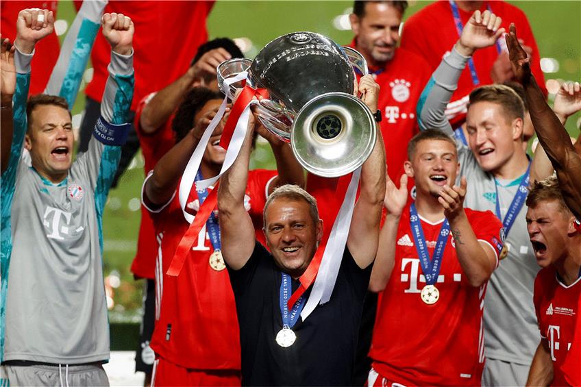 Der Moment des großen Triumphs: Bayern Münchens Trainer Hansi Flick stemmt den Champions-League-Pott in die Höhe. Foto: Matthew Childs