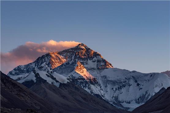 Der Mount Everest lockt Bergsteiger fast magisch an.  Foto: Zhang Rufeng/Xinhua/dpa