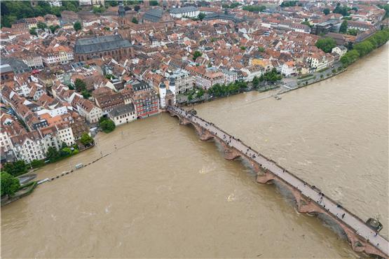 Der Neckar ist auf Höhe der historischen Altstadt und der Alten Brücke von Heidelberg bei massivem Hochwasser über die Ufer getreten (Luftaufnahme mit einer Drohne). Foto: Boris Roessler/dpa