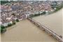 Der Neckar ist auf Höhe der historischen Altstadt und der Alten Brücke von Heidelberg bei massivem Hochwasser über die Ufer getreten (Luftaufnahme mit einer Drohne). Foto: Boris Roessler/dpa