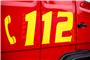 Der Notruf 112 ist auf einem Einsatzwagen der Feuerwehr zu sehen. Foto: Daniel Vogl/dpa