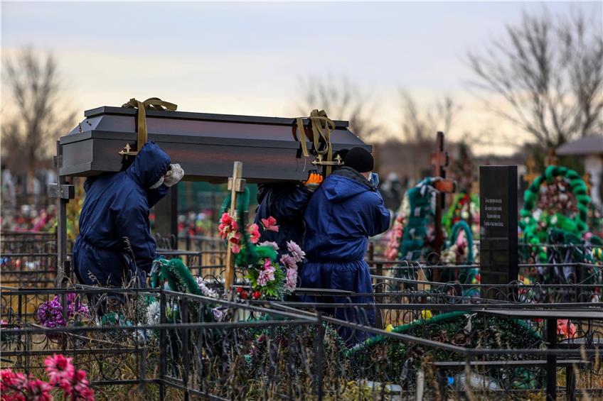 Der Nowo-Juschnoje-Friedhof in Omsk dient als eine der Begräbnisstätten für Covid-19-Opfer. Foto: picture alliance/dpa/AP