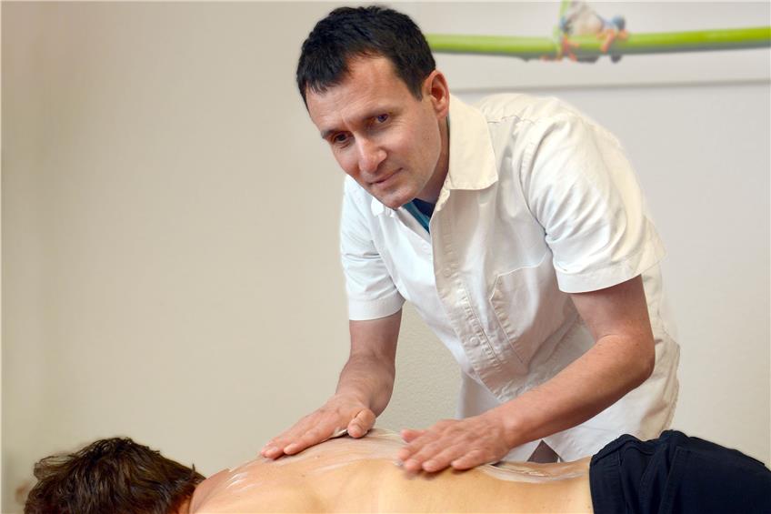 Der Öschinger Physiotherapeut Andreas Mez muss seine Patienten fühlen können, um ihnen zu helfen.Bild: Rippmann