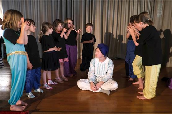 Der Ofterdinger Kinderchor bringt den „Kleinen Muck“ auf die Bühne. Bild: Uli Rippmann