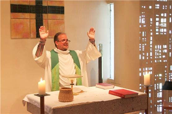 Der Priester im Ehrenamt Michael Weiße leitet den Tübinger altkatholischen Gottesdienst in der Kapelle von St. Michael. Bilder: Koebnik