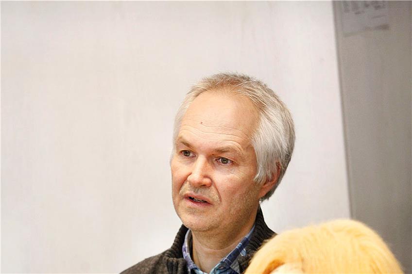 Der Psychologe Martin Göth mit „Pelle“, einer Puppe, die ihm die Kontaktaufnahme zu kleineren Kindern erleichtert.Bild: Faden