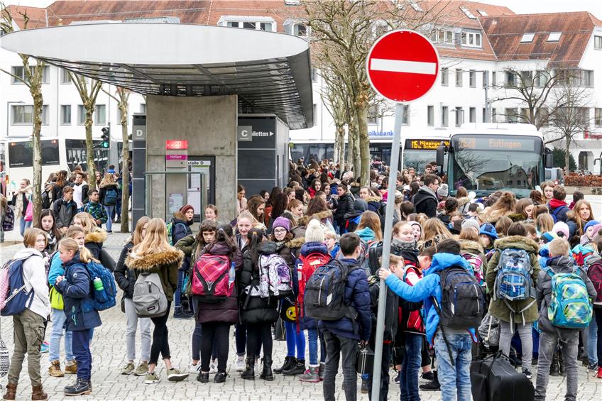 •Der Rottenburger Eugen-Bolz-Platz zur Mittagzeit: Gar nicht einfach in dem Gewusel den richtigen Bus zu finden. Bild: Fleischer