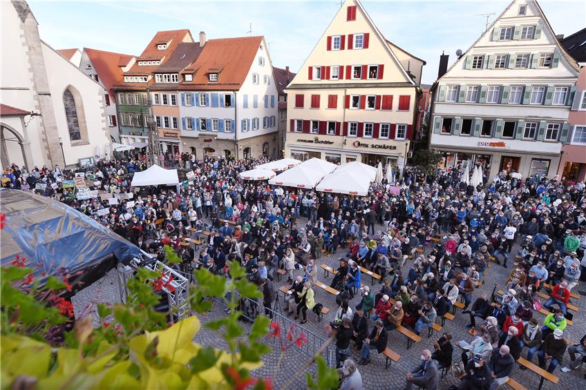Der Rottenburger Marktplatz – hier gut gefüllt bei einer Wahlkampf-Veranstaltung im Herbst 2021 - rückt heute in den Blickpunkt der Öffentlichkeit. Archivbild: Ulmer