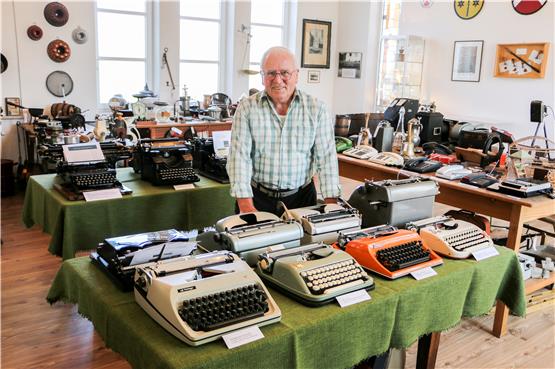Der Rottenburger Richard Kufner lieh dem Heimatmuseum in Remmingsheimer fünf Schreibmaschinen für die Ausstellung. Er hatte sie beim Sperrmüll aufgesammelt.Bild: Dunja Bernhard