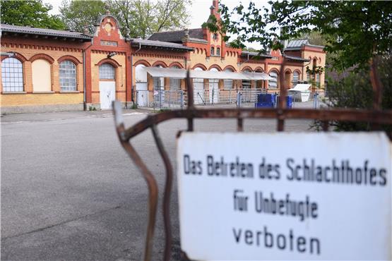 Der Rottenburger Schlachthof wurde im Jahr 1904 eröffnet und steht unter Denkmalschutz. Was jenseits von verrosteten Gittern alles saniert werden müsste, ist Gegenstand einer Sanierungsplanung, die das Büro Falkenstein erstellt. Bild: Ulmer