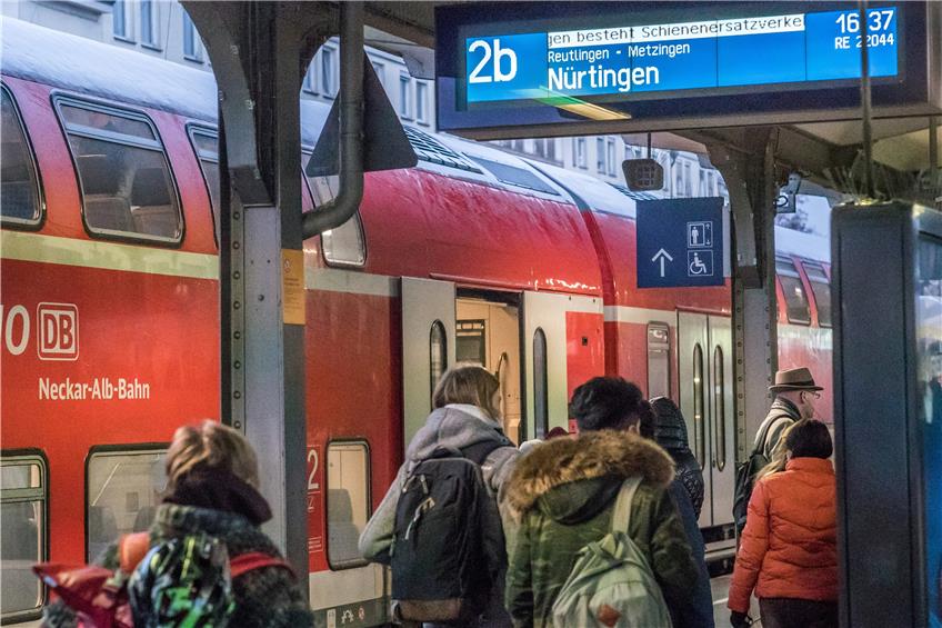 Der Schienenersatzverkehr zwischen Tübingen und Stuttgart sorgt diese Woche für Verspätungen im Ablauf. Bild: Ulrich Metz