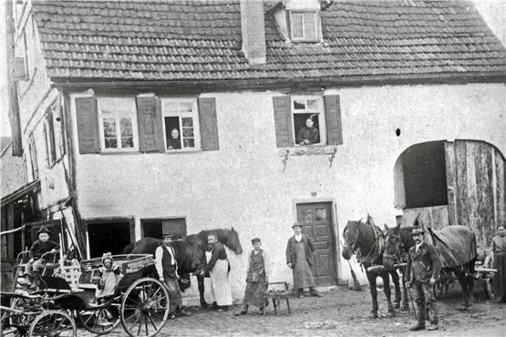 Der Schmied Gaiser ums Jahr 1905 bei der Arbeit. Die nächsten Kunden warten schon. Archivbild