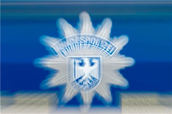 Der Schriftzug Bundespolizei ist bei veränderlicher Brennweite auf einem Einsatzwagen zu sehen. Foto: Matthias Rietschel/dpa-Zentralbild/dpa/Symbolbild