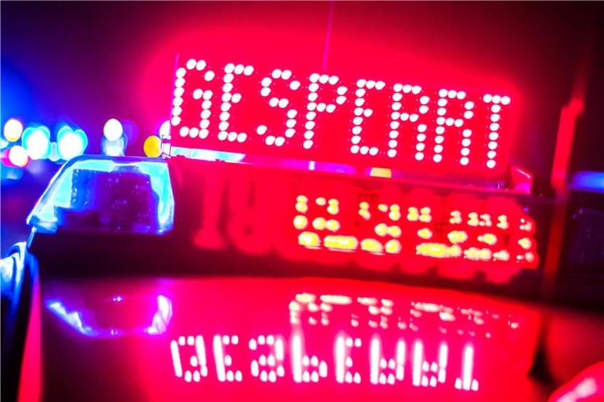 Der Schriftzug "Gesperrt" wird auf einem Polizeifahrzeug angezeigt. Foto: Marcel Kusch/Archiv dpa/lsw