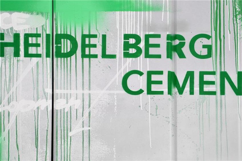 Der Schriftzug "HeidelbergCement". Foto: Uwe Anspach/dpa/Archivbild