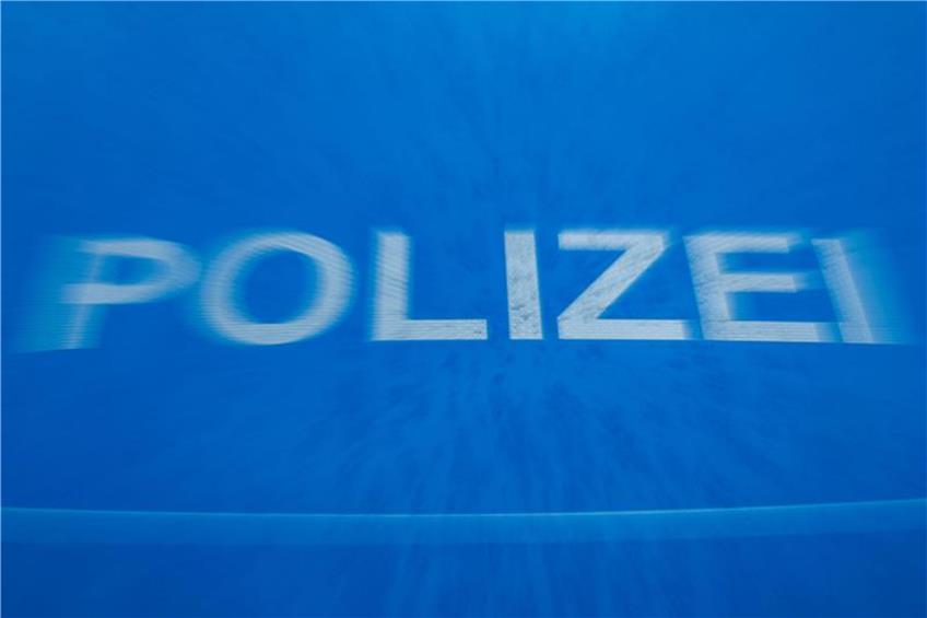Der Schriftzug "Polizei" auf einem Funkstreifenwagen. Foto: Jens Büttner/Archiv dpa/lsw