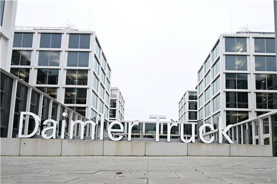 Der Schriftzug des LKW-Herstellers Daimler Truck steht vor der Hauptverwaltung in Leinfelden-Echterdingen. Foto: Bernd Weißbrod/dpa