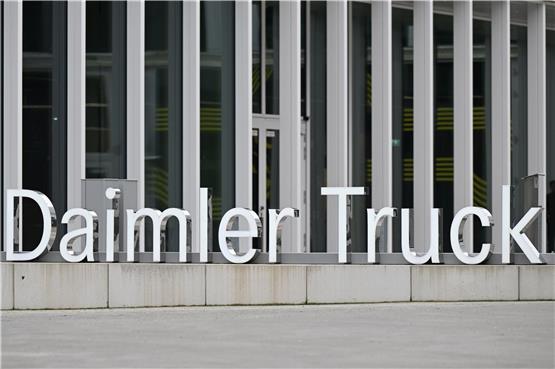Der Schriftzug des LKW Herstellers Daimler Truck steht vor der Hauptverwaltung in Leinfelden-Echterdingen. Foto: Bernd Weißbrod/dpa