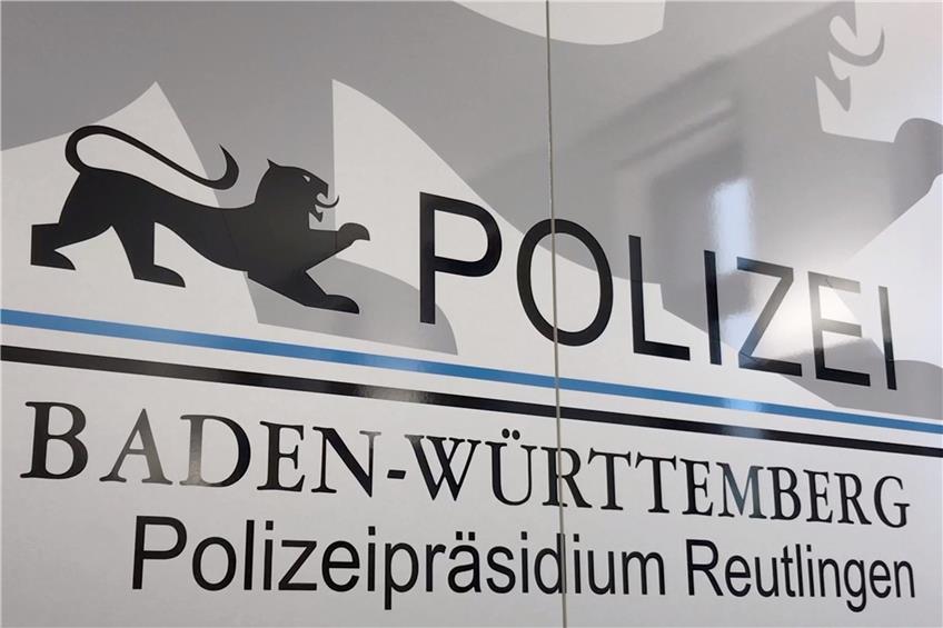 Der Schriftzug des Polizeipräsidiums Reutlingen an der Wand bei einer Pressekonferenz. Bild: Hans-Jörg Schweizer