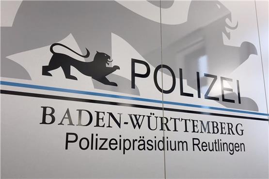 Der Schriftzug des Polizeipräsidiums Reutlingen an der Wand bei einer Pressekonferenz. Bild: Hans-Jörg Schweizer