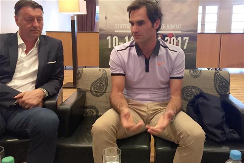 Der Schweizer Tennisstar Roger Federer (r) gibt ein Interview. Neben ihm sitzt Edwin Weindorfer. Foto: Kristina Puck/Archiv dpa/lsw