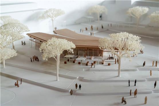 Der Siegerentwurf vom Architekturbrüo Haas, Cook, Zemmrich/Studio 2050: An der Seeseite hat das „Radhaus“ ein Café mit Terrasse. Es ist mit der Servicestation durch ein Glasdach über der Rampe in die Tiefgarage verbunden. Bild: Ulrich Metz